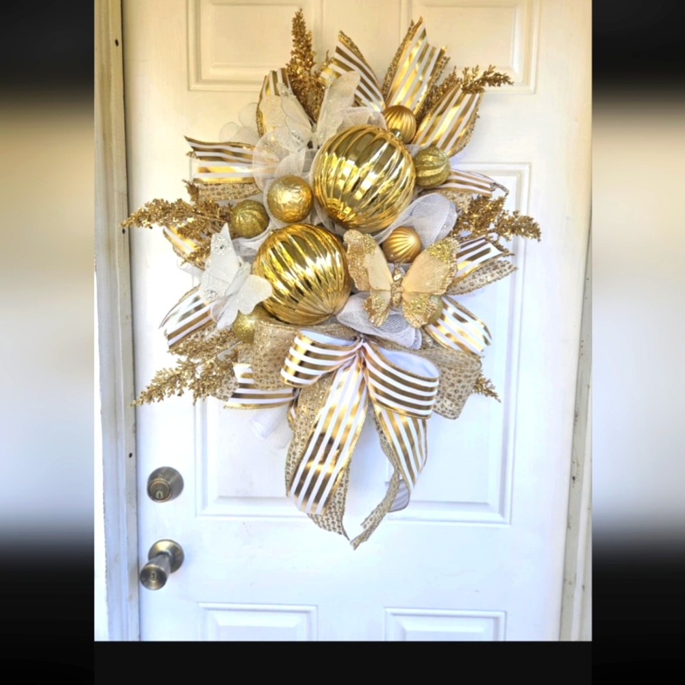 Elegant Gold and White Holiday Wreath - Picture 5 of 6